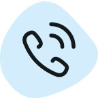 Telefonhörer-Symbol in schwarzer Farbe auf hellblauem Hintergrund, das für telefonische Erreichbarkeit steht.